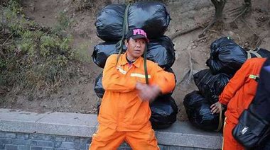你還在亂扔嗎?八達嶺長城清潔工背垃圾下山,每天10余噸！