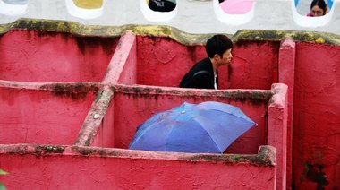 奇葩！重慶洋人街景區設露天廁所，女游客撐傘入廁防走光