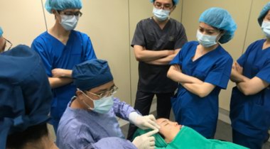 中國臺灣大陸醫美名醫同臺手術，示講解面填部范充技術共學習