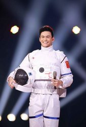 奧運冠軍孫楊上蒙面自曝喜歡唱歌，但他最愛的還是榮耀手環(huán)A2