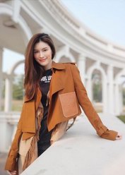 超模何穗立冬曬美圖手機美圖V6自拍 網(wǎng)友：仿佛在歐洲園林