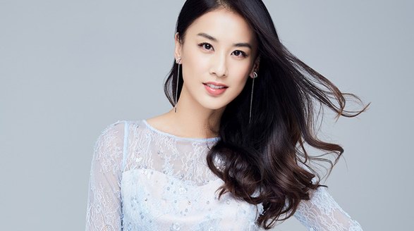 黃圣依獲頒全能女藝人獎，楊子替愛妻領(lǐng)獎秀恩愛