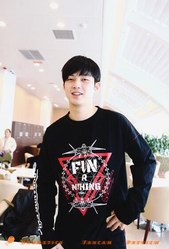  少女殺！董力身穿Burando Eno F/W 2017新款現(xiàn)身上海虹橋機(jī)場