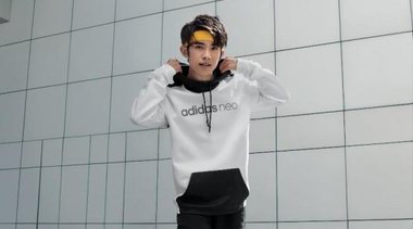 十分默契！易烊千璽率性加盟adidas neo活力大家族