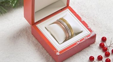 NIRAV MODI妮華莫迪Embrace系列唯美相擁 分享節日的愛與喜悅