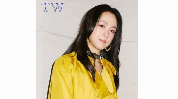 演員湯唯出席 Burberry 2025 冬季系列倫敦時裝周，魅力演繹 Burberry 美妝