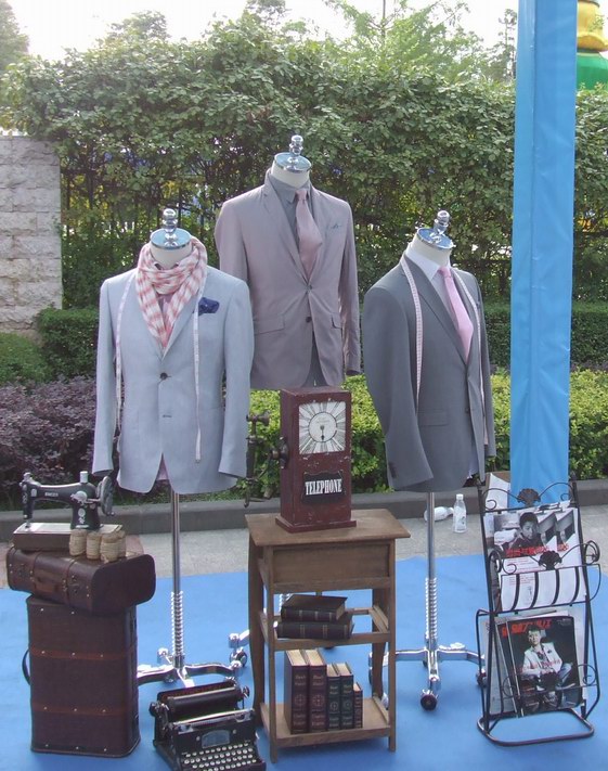 成都紡專畢業生作品展暨雷迪波爾2013成都財富全球論壇志愿者服裝展示活動