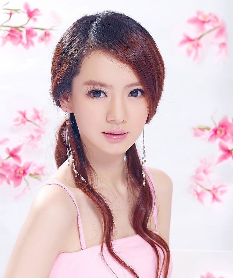 戚薇個(gè)人資料:戚薇出柜同性女友林子君完婚照片曝光_家庭背景