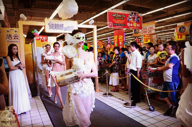 史上首場紙內(nèi)衣秀上演，助力潔云絨觸感新品上市