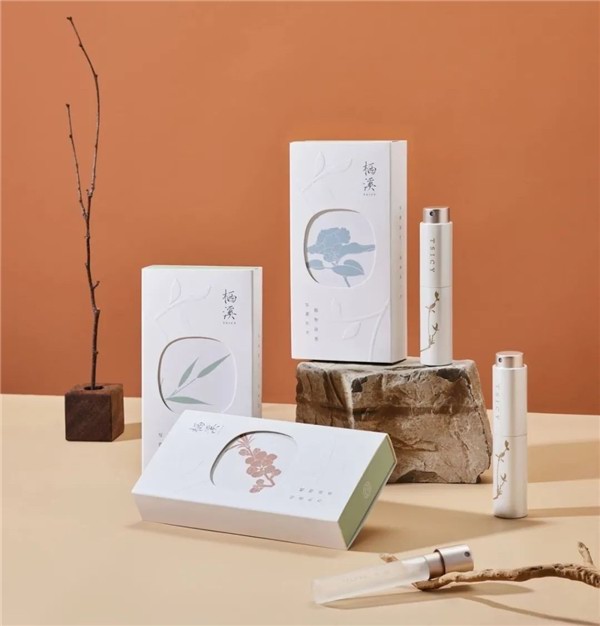 國風香氛品牌棲溪TSICY推出與國際香精巨頭Givaudan（奇華頓）共創的新香型“桃花檀”。