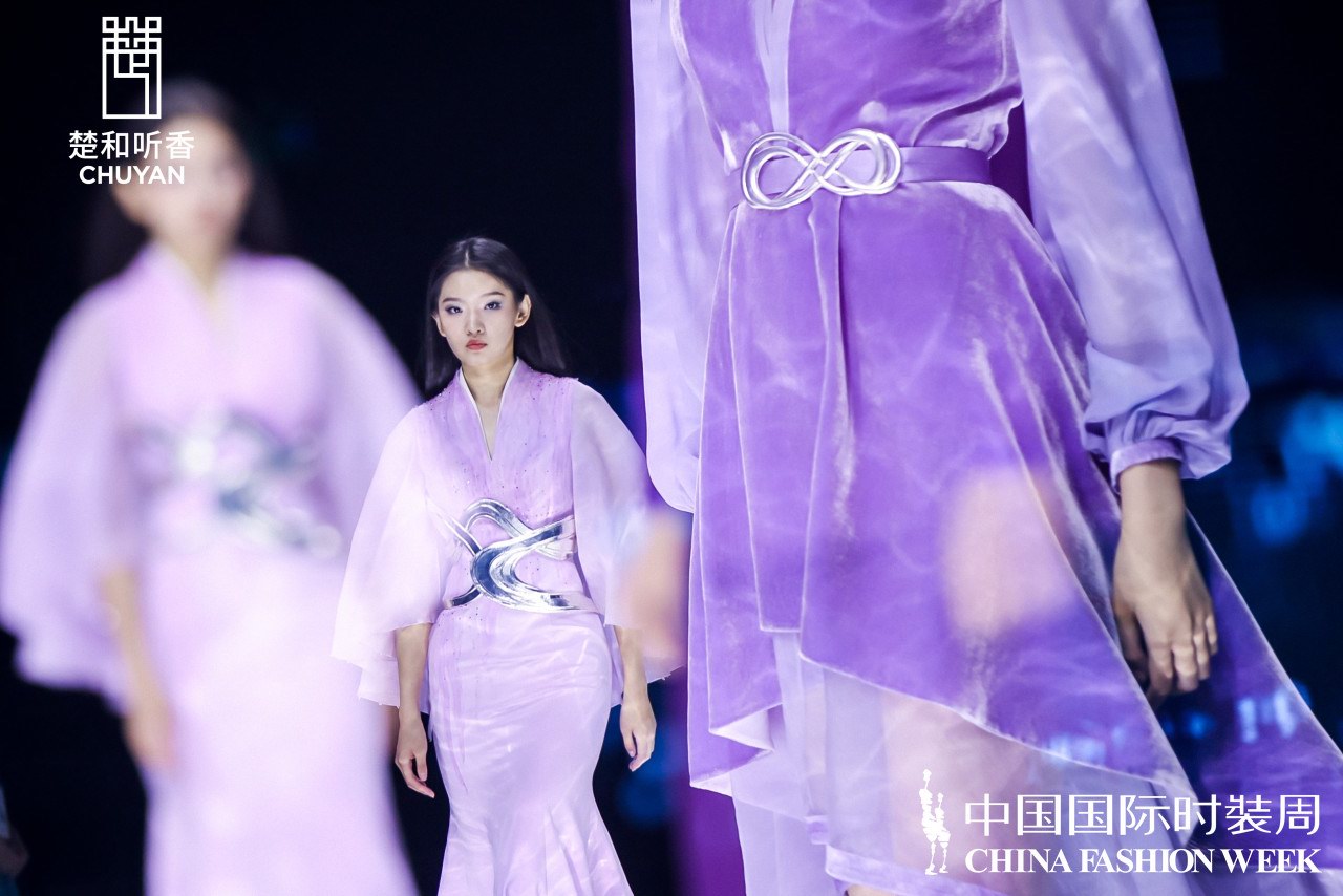 著名設計師楚艷的「楚和聽香CHUYAN」中國國際時裝周SS22發布會
