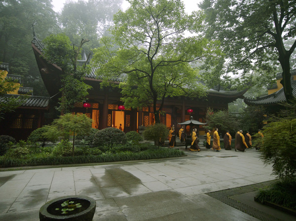 漫步金色古城，隨安縵沉靜于時光之秋