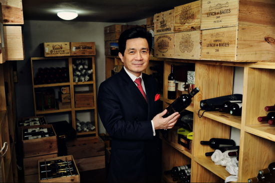 對(duì)葡萄酒考究的陶景洲，對(duì)葡萄酒具的選擇也非常考究。