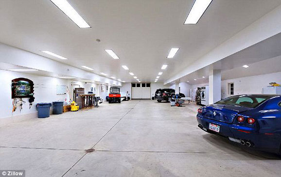 豪宅的車庫(kù)，可容納10輛車，當(dāng)然都是豪車。