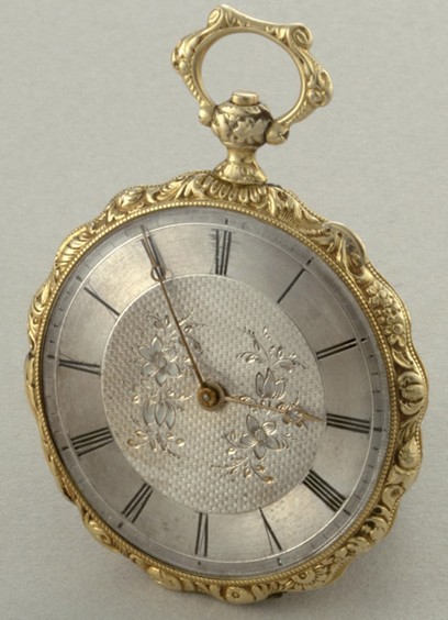 1810年誕生的懷表，黃金制成，線型雕飾表殼，銀色機刻雕花表盤，飾有線型雕刻和凹雕花卉圖案。