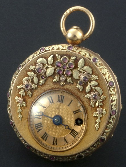 1815年誕生的懷表，黃金制成，雕飾花卉圖案鑲嵌石榴石。機刻雕花偏心表盤綴有羅馬數字。