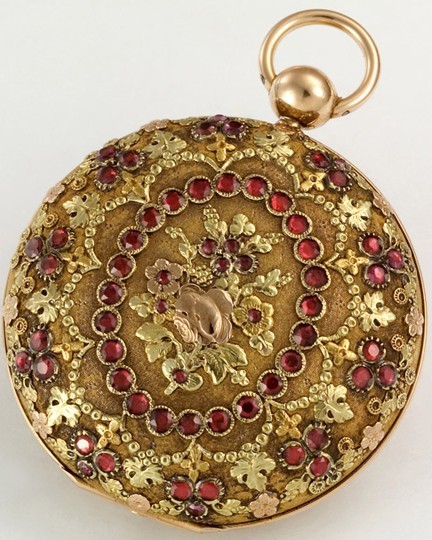 1817年誕生的懷表，黃金制成，花卉圖案雕飾表殼，石榴石鑲嵌貼花。機刻雕花表盤綴有羅馬數字刻度。