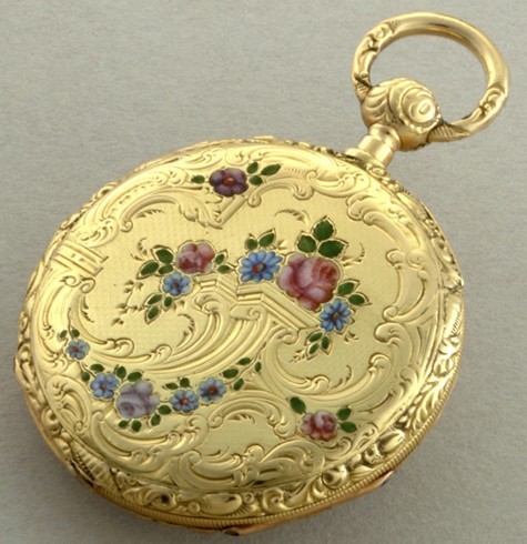 1839年誕生的懷表，黃金制成，機刻雕花表殼，斜曲線蝕刻和內填琺瑯工藝。琺瑯表盤綴有羅馬數字刻度。