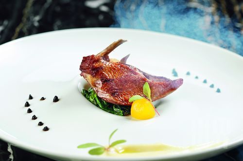 煙熏鱈魚和煙熏乳鴿胸肉皆是中西合壁的創意之作