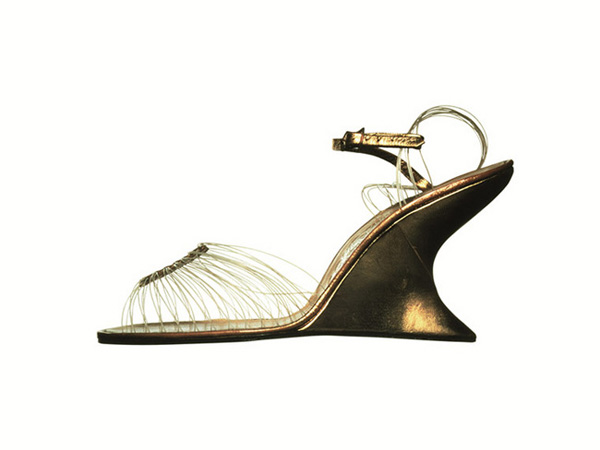 見證傳奇的時(shí)刻 Ferragamo隱形涼鞋