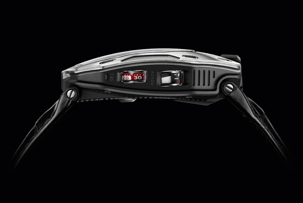 URWERK UR-105M：鐵甲騎士，時間之光