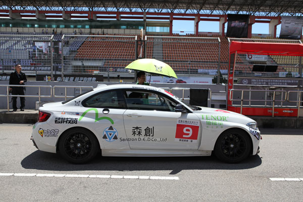 三面嬌娃，中國首位高顏值女車手的運動人生