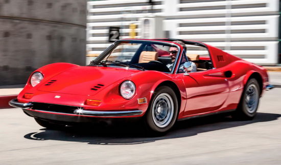 法拉利 Dino 246 GTS 全世界只限量生產了 1274 輛，關于車身未掛躍馬標志的原因眾說紛紜