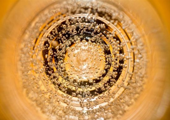 室溫會讓氣泡酒里的泡沫快速散去，但不是任何時候都要避免這么做