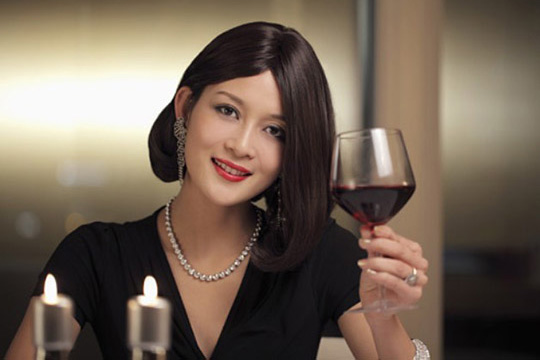 氣質女人如何優雅地拿酒杯？