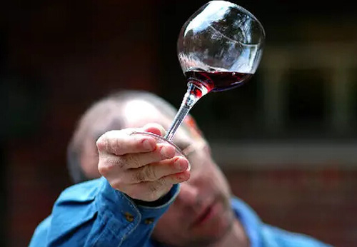 如何通過顏色來判斷葡萄酒的品質和酒齡？