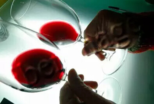 如何通過顏色來判斷葡萄酒的品質和酒齡？