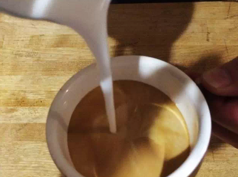 圖文教學：如何在家做出精美的咖啡拉花？