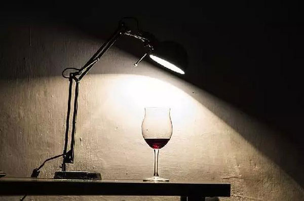如何區分“水晶酒杯”和“玻璃酒杯”？