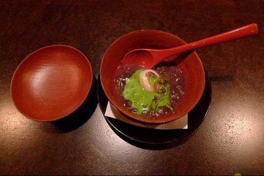 冰激凌小豆粥，特別好吃，白色的是年糕，綠色的是冰激凌。