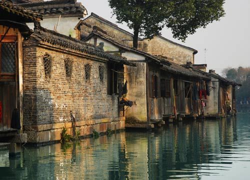 有關(guān)江南的印象，一是魚(yú)米富庶，二是河網(wǎng)縱橫，第三便是溫柔如水的絲綢了