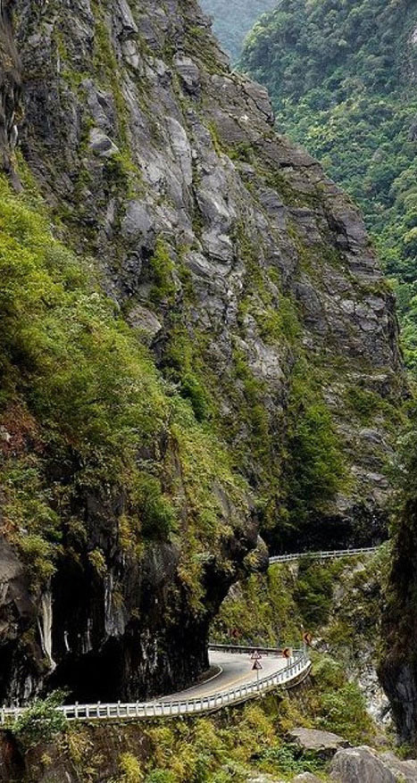 太魯閣峽谷公路是臺灣當?shù)貥O具挑戰(zhàn)性和危險性的山地公路，“太魯閣”取自當?shù)夭柯涞耐林Z，有“壯觀、為眾人所崇拜”的意思。