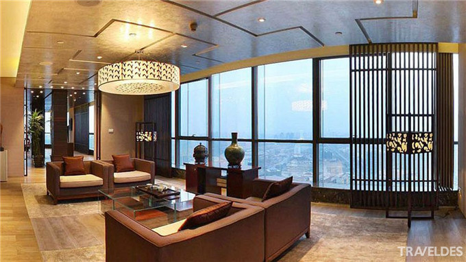 距美國駐華大使館僅1公里的金茂威斯汀大酒店幾成接待美國政要的“慣例”之地，2008年開業不久就迎來到京觀看奧運會開幕式的美國前總統小布什一家老校2009年履新國務卿的前第一夫人希拉里·克林頓也下榻這里。種類繁多的客房定將使客人的住宿成為一次放松身心、恢復活力的難忘體驗。金茂北京威斯汀大飯店共有550間寬敞客房，面積從40至320平米不等。溫暖色調的時尚家具將為每位客人帶來一種神清氣爽的溫馨感受，其中包括標志性的“天夢之床”和熱帶雨林淋浴系統。客房設施包括無線高速因特網接入、純平互動電視、視聽系統、IP電話以及茶點中心。