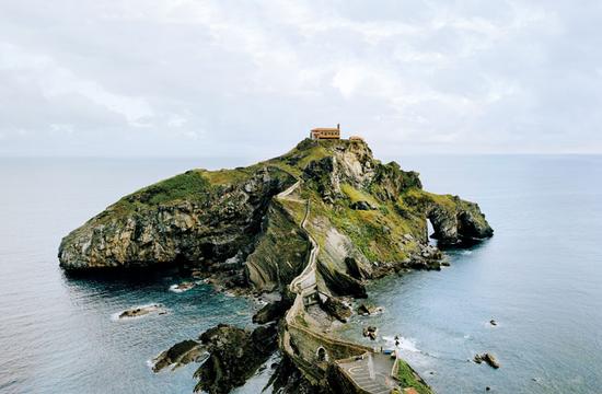 Gaztelugatxe島可以追溯至10世紀(jì)，通往島上教堂的“天梯”將大陸與島嶼聯(lián)接起來(lái)