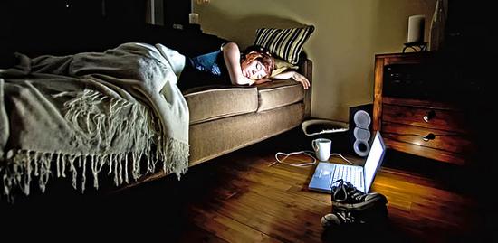 去找出租沙發的住家當沙發客（couch surfing），已成為一種常見旅行方式