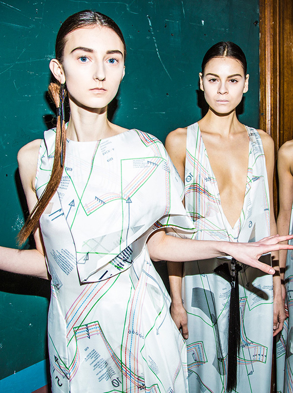 日耳曼風仿水晶裝點Chalayan 秋冬秀