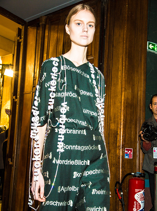 日耳曼風仿水晶裝點Chalayan 秋冬秀