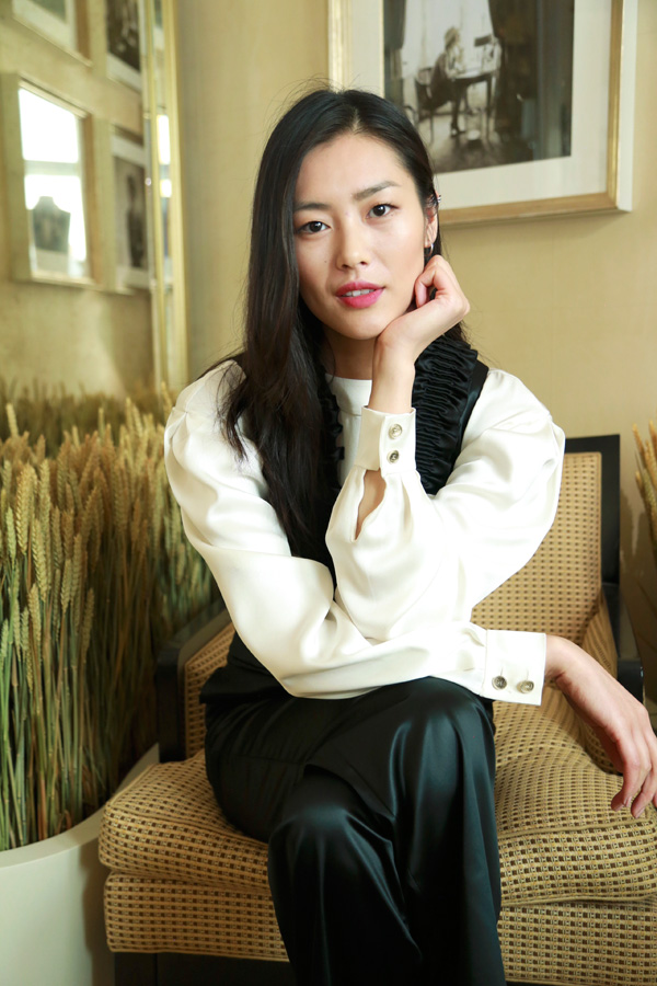 周迅、劉雯參觀Les Bles de CHANEL系列展覽