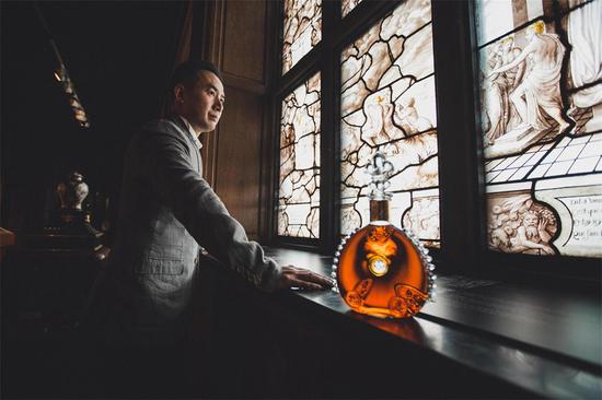 路易十三品鑒官蔣呈彥感懷于城堡的歷史人文底蘊，不禁陷入沉思。