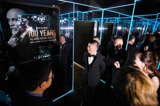 珍藏《100 Years》唯一膠片的保險箱吸引了好友們的無限好奇。