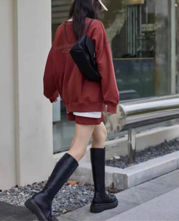 磚紅色衛衣 白色T恤