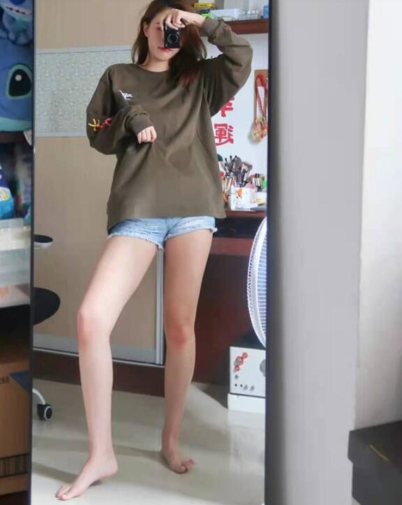 軍綠色衛衣 淺藍色牛仔短褲