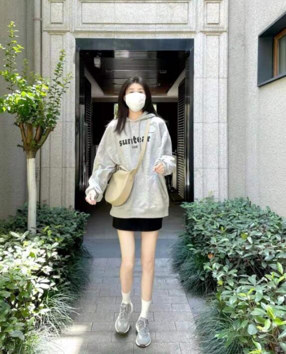 灰色連帽寬松衛衣 黑色短裙