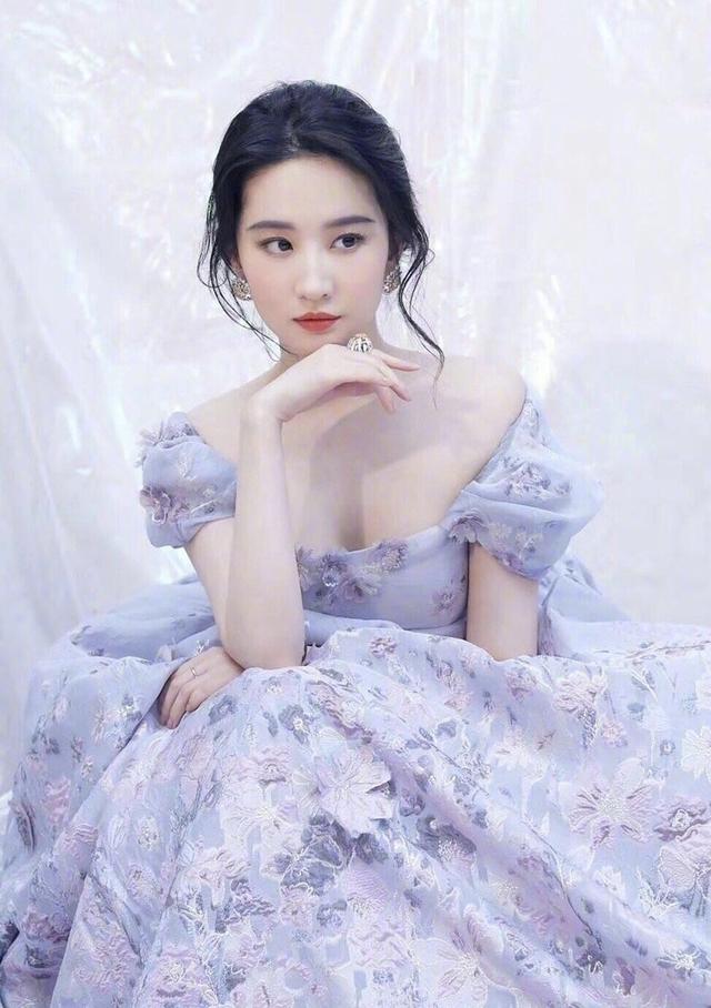 紫色碎花連衣裙