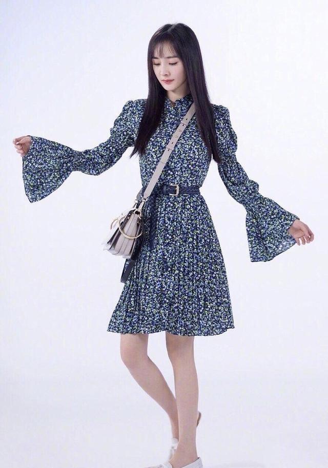 喇叭袖碎花連衣裙