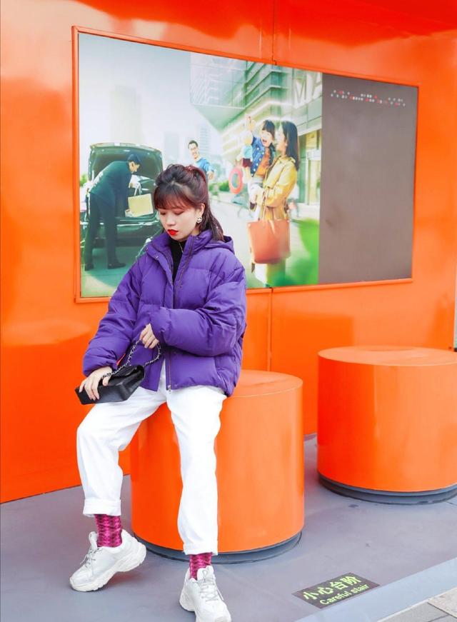黑色高領毛衣 白色直筒褲 白色運動鞋 紫色面包服